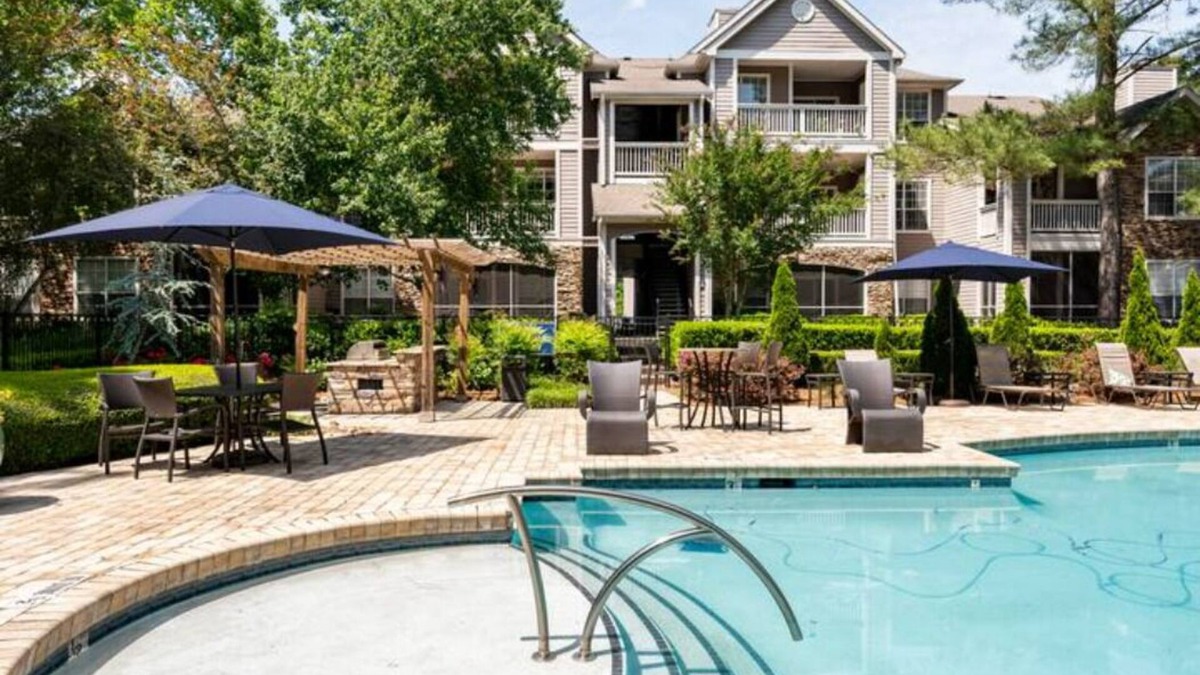 Durham Apartment | Pool View, Chic and Comfy, Pet Friendly, 2 Bed, 2 Bath with fold away crib.