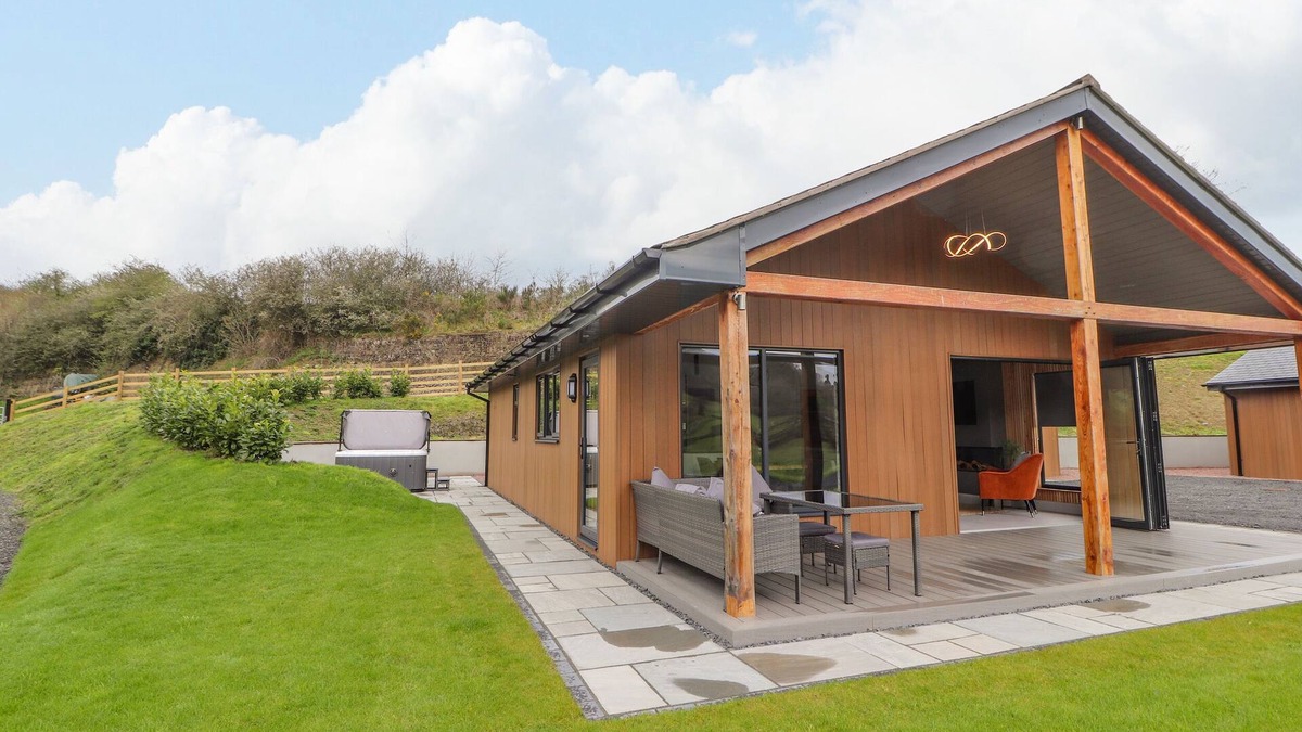 Meifod Cottage | POOL VIEW, family friendly, with hot tub in Meifod, Powys