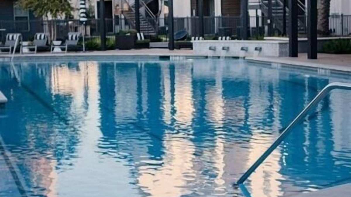 Spring Apartment | Pool View King Bed Luxury Stay