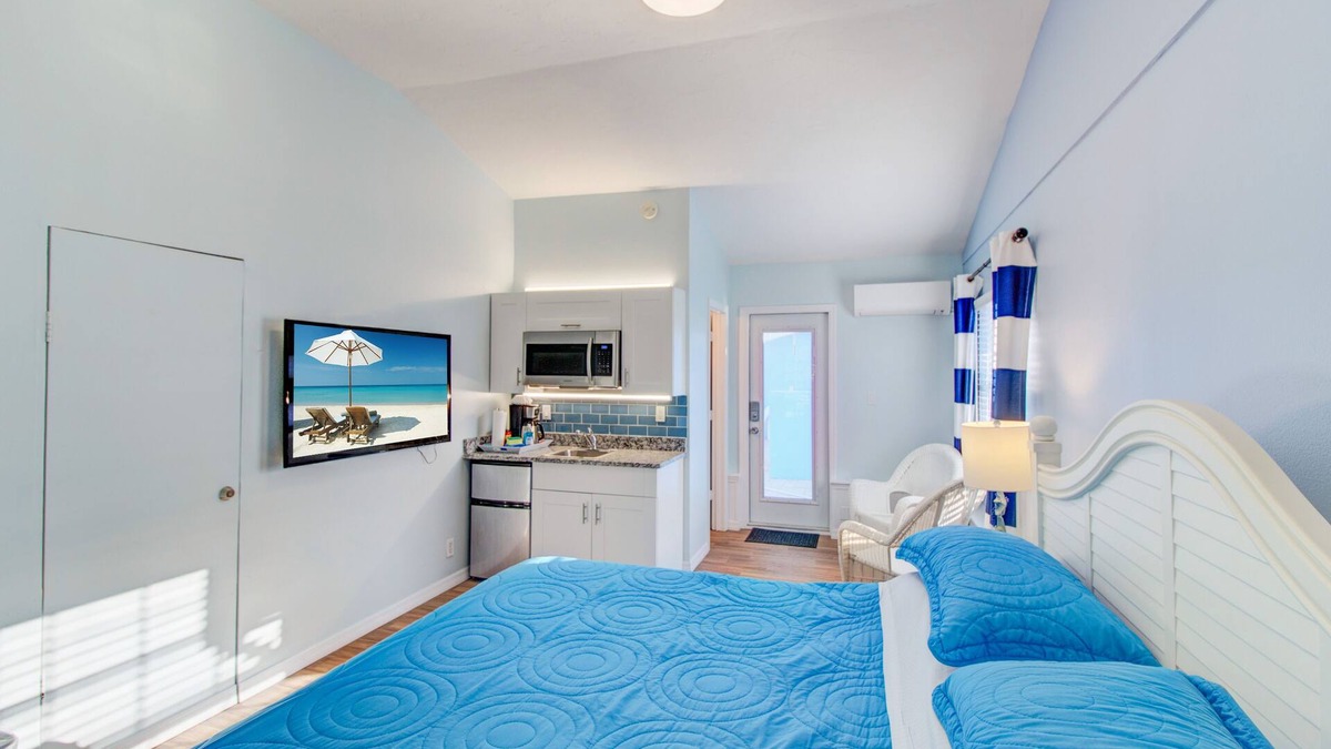 Siesta Key Hotel | POOL VIEW V5 King Bedroom Siesta Key Walk to beach DAILY SPECIALS