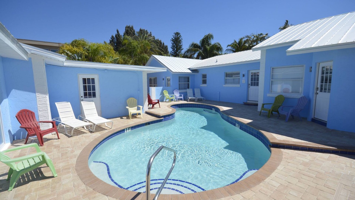 Siesta Key Hotel | POOL VIEW Walk to beach King bed Pool Daily Rentals