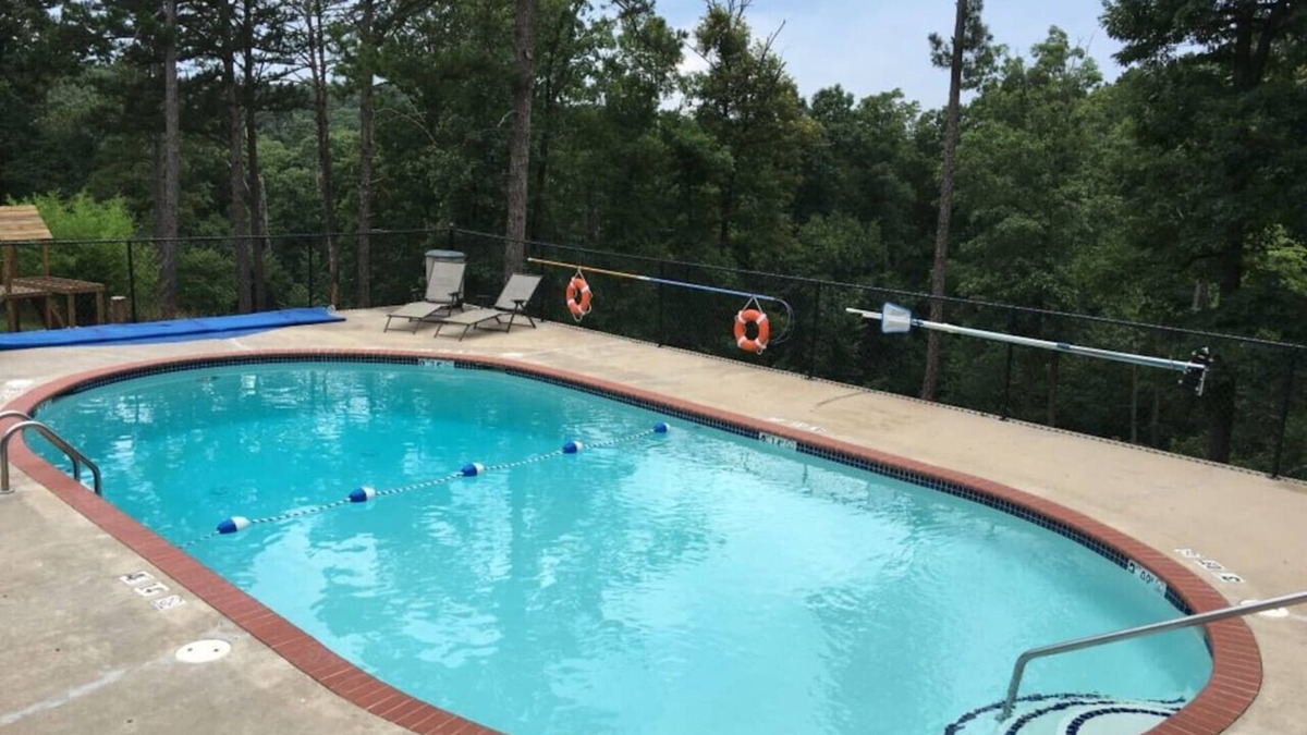 Eureka Springs Cabin | Pool+Wifi+Deck+3mi to Downtown Wild Plum Cabin#3