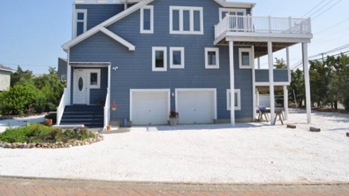 North Beach House | Pool. WiFi. Private Yard. Patio. Balcony. Oceanviews. Beach Badges. Deck .O/S Friday to Friday.