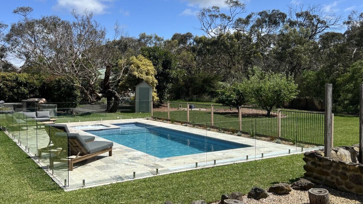 Wallington Apartment | Poolside Loft- Private retreat, Shared Pool/Spa, Basketball Court, Close to wineries, Golf, Beaches