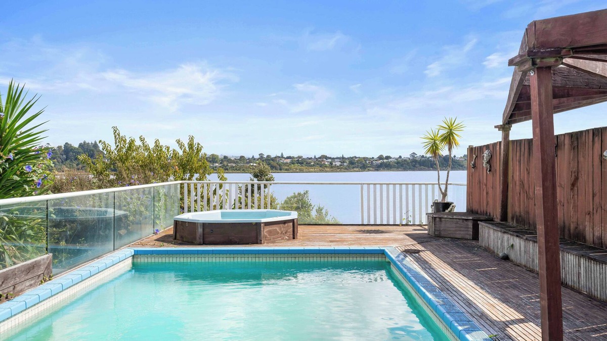 Tauranga House | Poolside Lookout - Tauranga Holiday Home