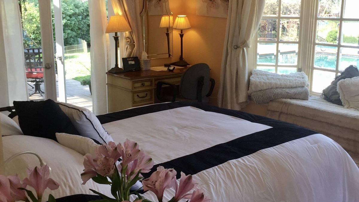 Northridge Apartment | Poolside Oasis King/Parking/Netflex/BBQ/Spa/Laundry 1 Acre Gated Estate !
