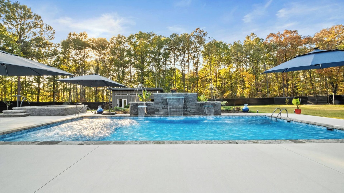 Royal Resort | Poolside Paradise for Grown-Ups – Hot Tub, Fire Pit, and Chill Vibes Home 2