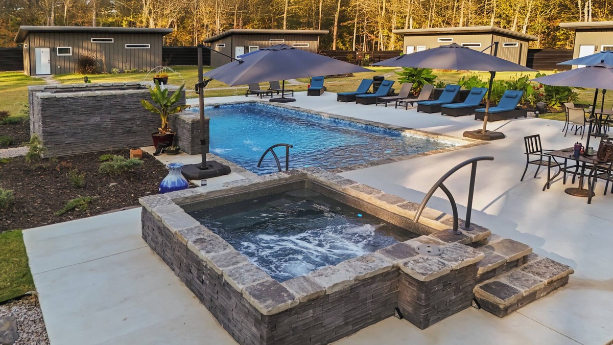 Royal Cabin | Poolside Paradise for Grown-Ups – Hot Tub, Fire Pit, and Chill Vibes- Home 3