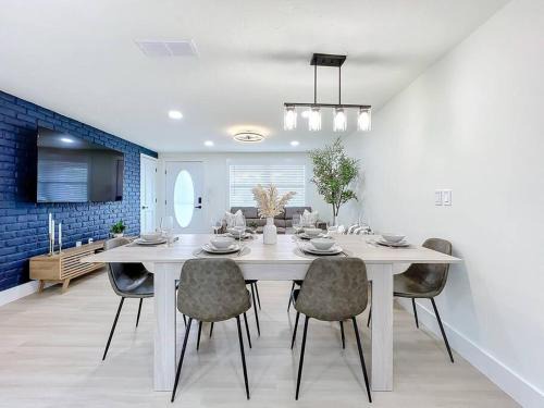 Bee Ridge House | Poolside Paradise Near Siesta Key Beach