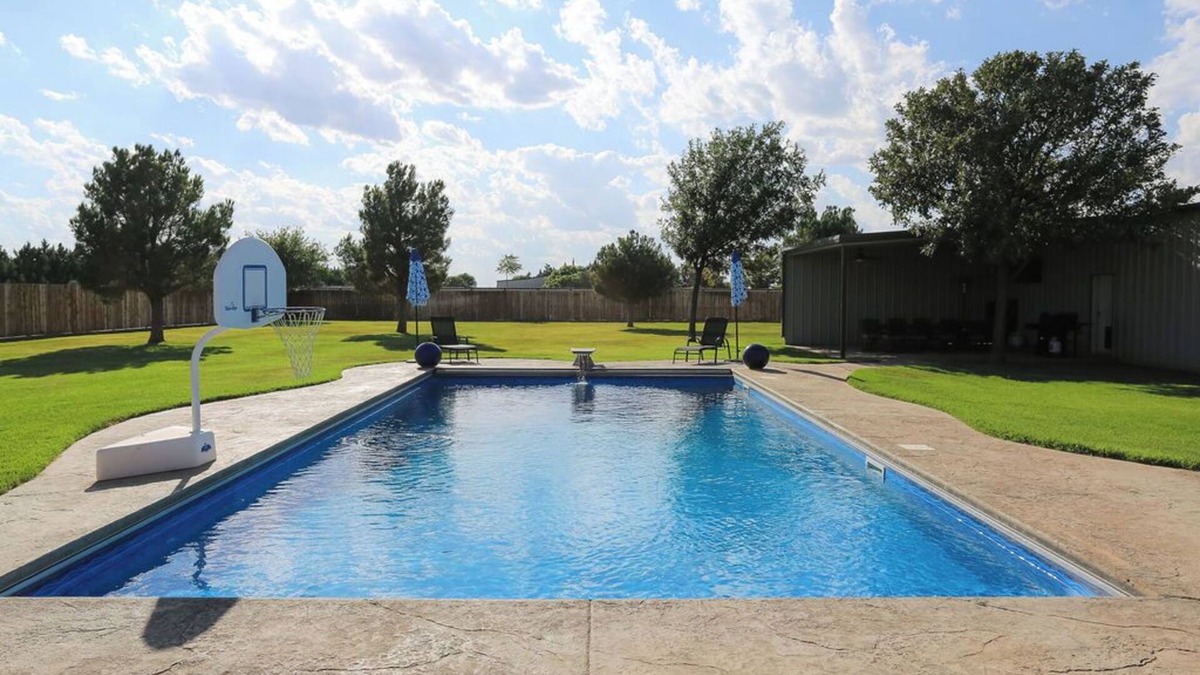 Wolfforth House | Poolside SW Vista Escape 6 Bedroom Just 20 Minutes to Tech