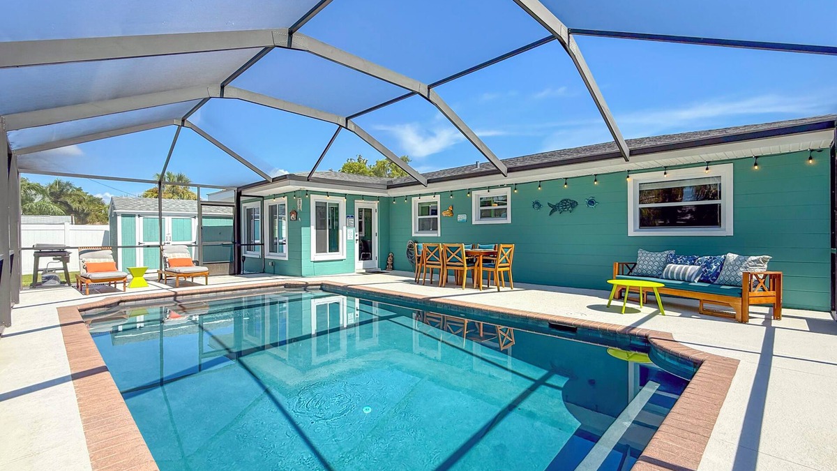 Seminole House | Poolside Tropical Retreat - 5 minutes to the beaches