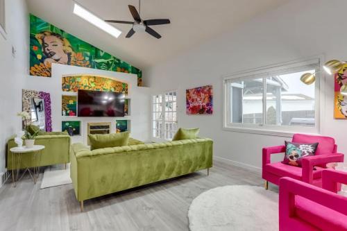 South Westminster House | Pop Art Oasis with Karaoke Mini Golf Hot Tub and Pool