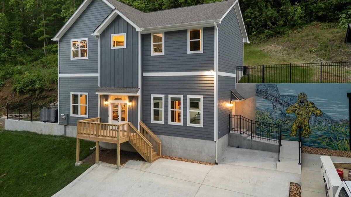 Red Bank House | Pop Art on Hedgewood 4BR Game Room Hot Tub Screened Porch 3 Min to Downtown
