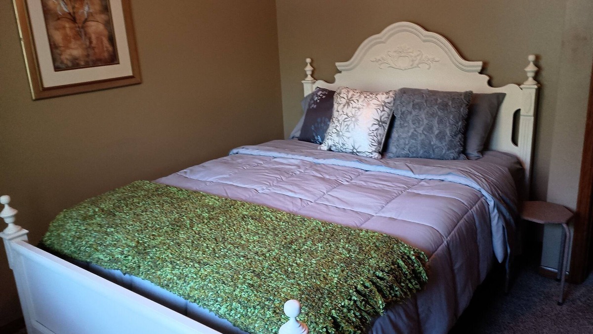 Lincoln House | Poplar Estate is a 3 bedroom, 3 bath house in a safe, friendly neighborhood.
