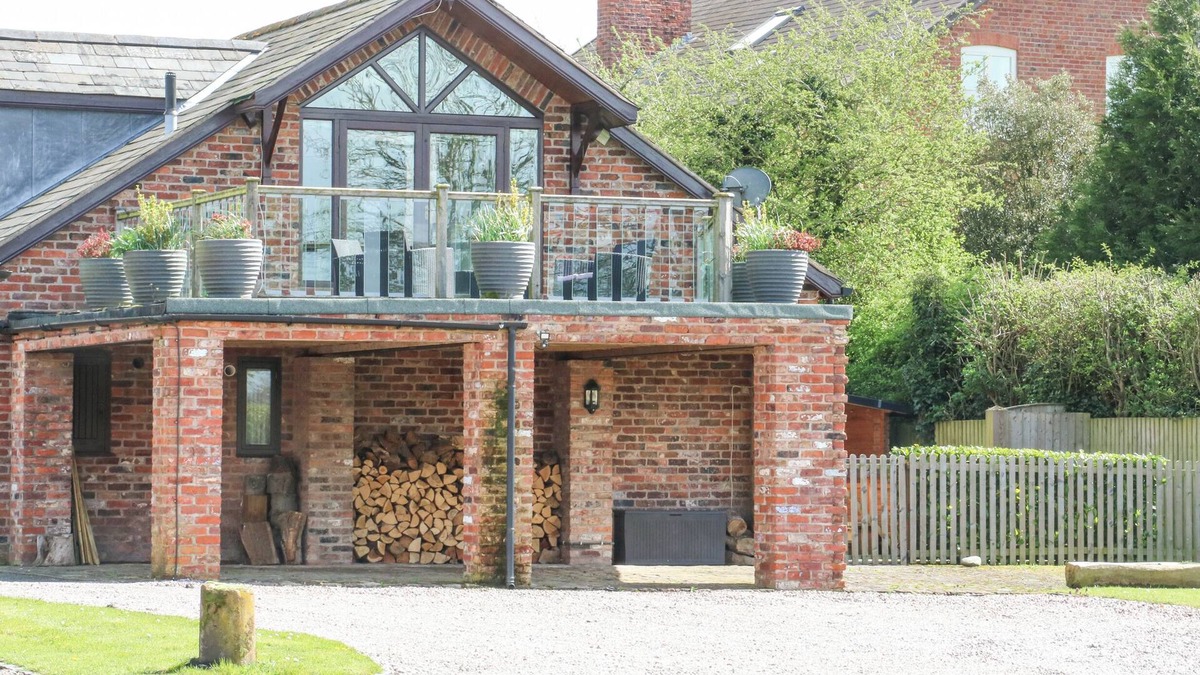 Chester Cottage | POPLAR FARM STUDIO, pet friendly, with hot tub in Aldford