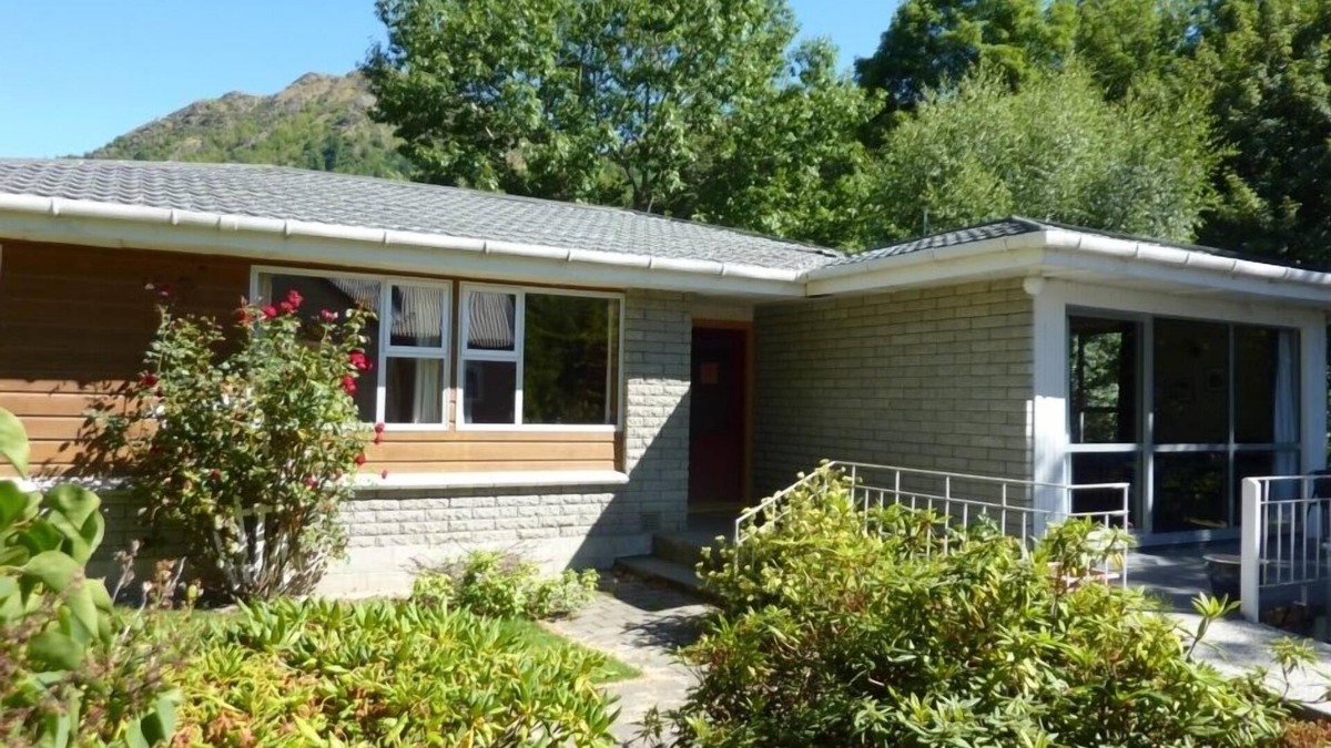 Arrowtown Cabin | Poplar Lodge - large comfortable home, 7 bedrooms. Enjoy the space!