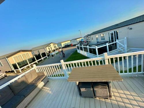 Porthcawl Resort | Poplars 33, 3 Bedroom Luxury Caravan Trecco Bay Porthcawl