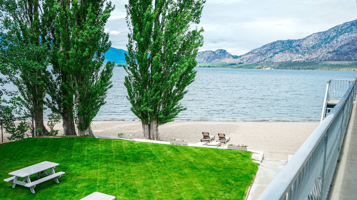 Okanagan-Similkameen Hotel | Poplars Motel on the lake