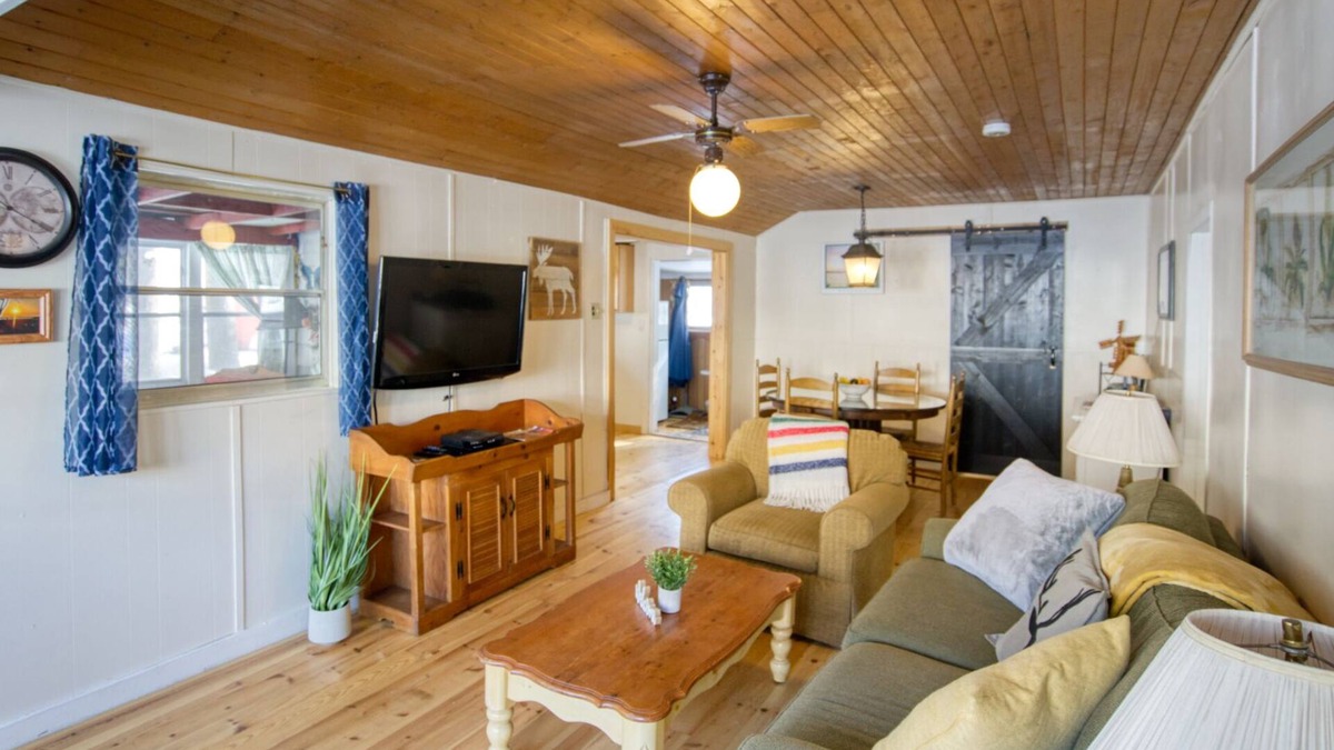 Gravenhurst Cottage | Poppa Tom's Cottage - Kahshe Lake, Ontario, Canada