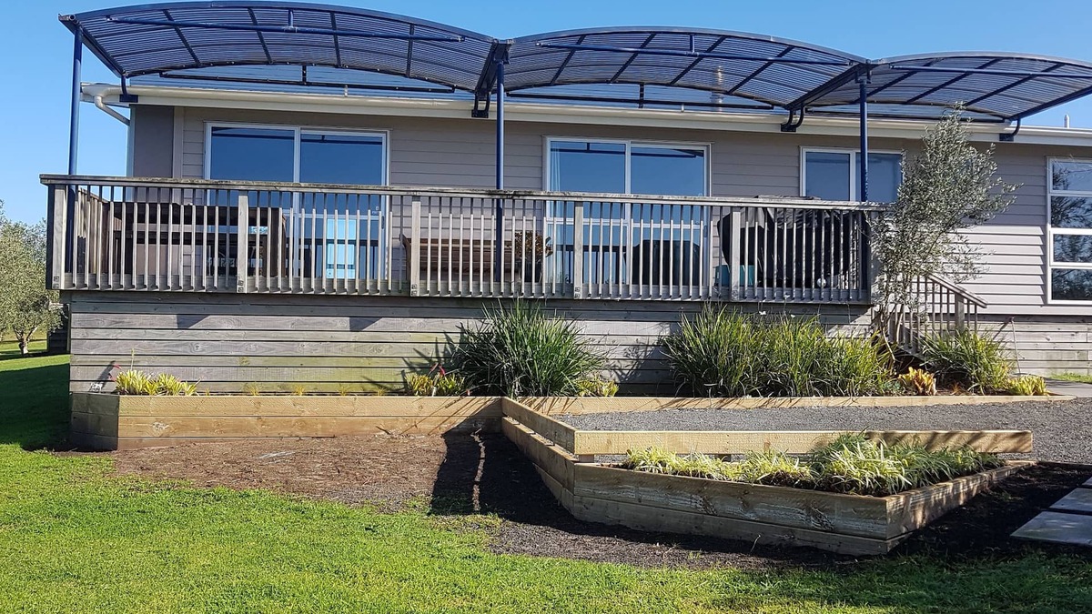 Karkari Peninsula Apartment | Poppawhiwhi Olives Apartment : A Couples Retreat