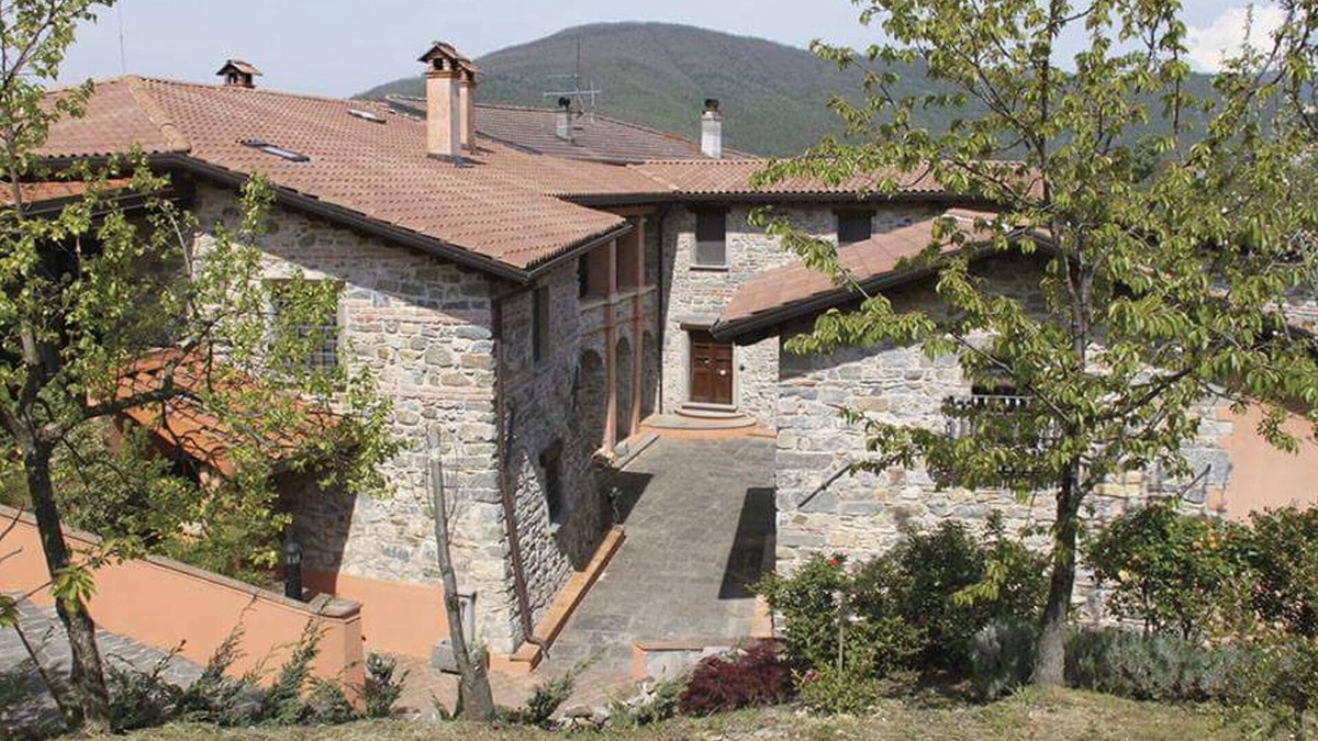 Fivizzano Apartment | "Poppies": Country apartment with pool, near Cinque Terre