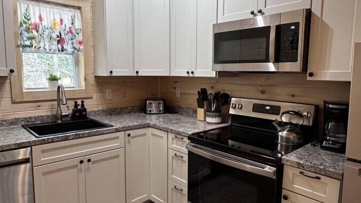 Town Hill Cottage | Popplestone Point-Nestled in woods next to Acadia!