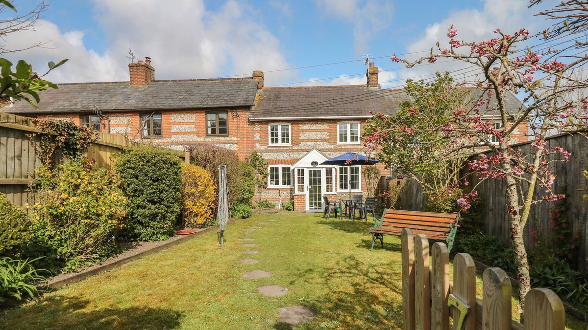 Charlton Marshall Cottage | POPPY COTTAGE, family friendly, with open fire in Charlton Marshall