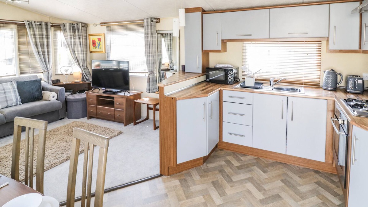 Tiddington Cottage | POPPY LODGE, pet friendly, with a garden in Stratford-Upon-Avon