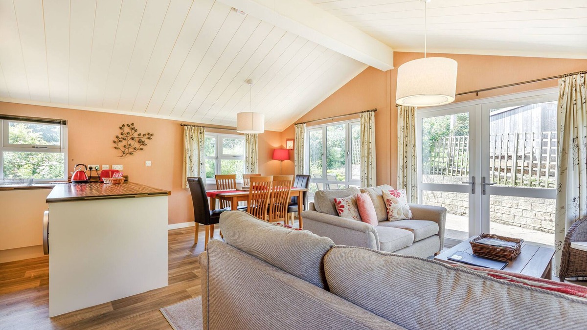 Charlton Horethorne Cottage | POPPY LODGE, pet friendly, with a garden in Charlton Horethorne