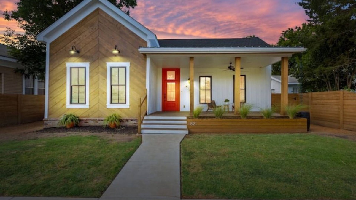 Brazos House | Poppy & Rye House: one block from the Silos