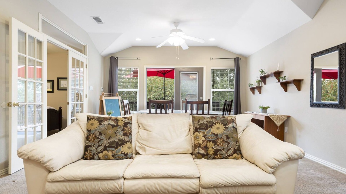 Austin Cottage | ✦Poppy's Place✦ South Austin Guest House