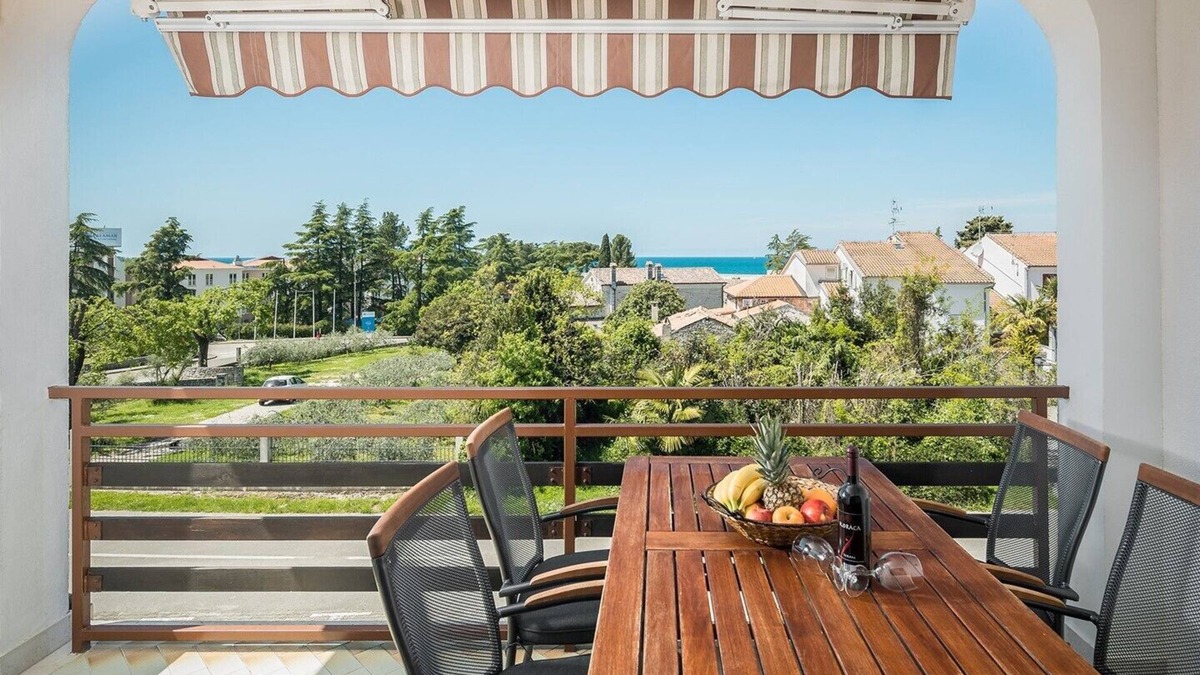 Spadici Apartment | Popular fully equipped modern three bedroom apartment in a top location in Porec near the beach and with sea view