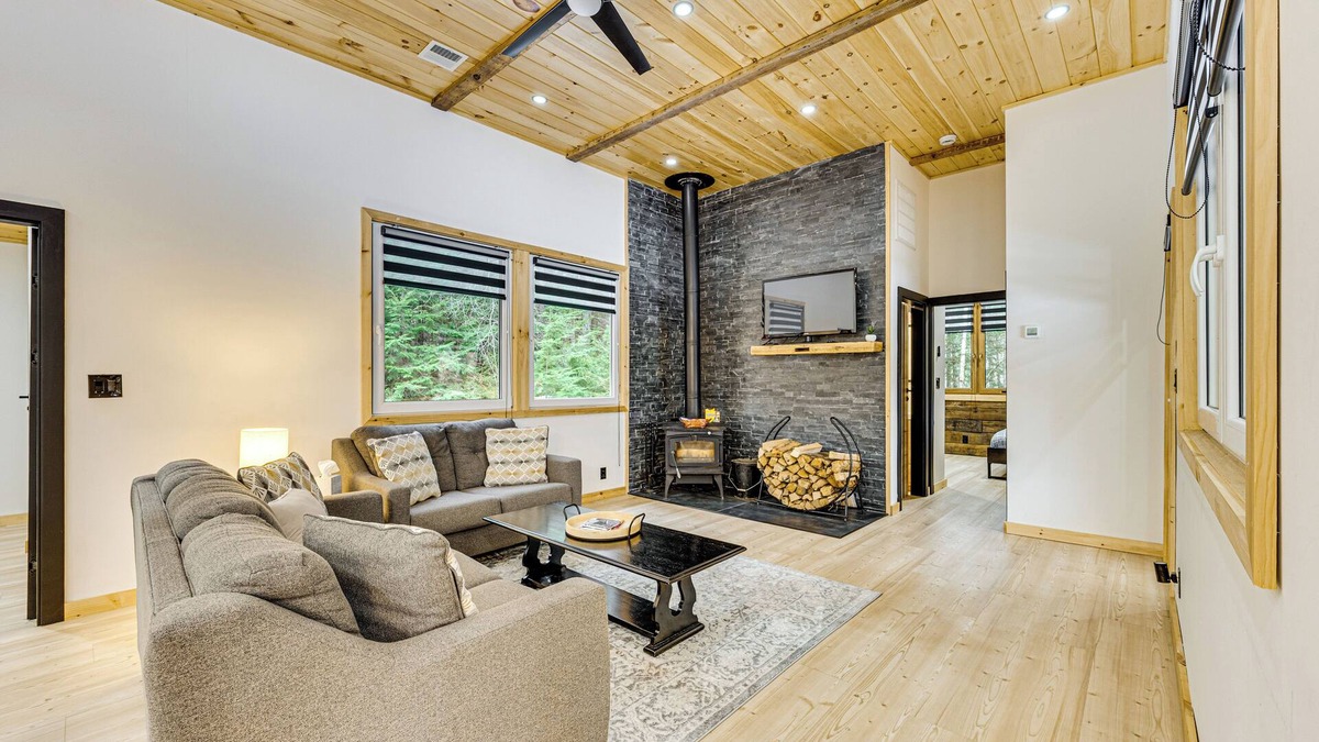 Thornton Cabin | Porch & 1-Acre Yard: White Mountains Hideaway