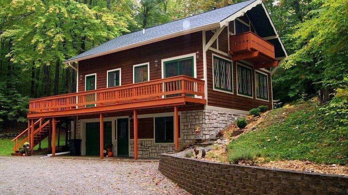 Michaywe House | Porcupine Lodge · Stunning Cabin - Arcade & Pickleball - sleeps 13