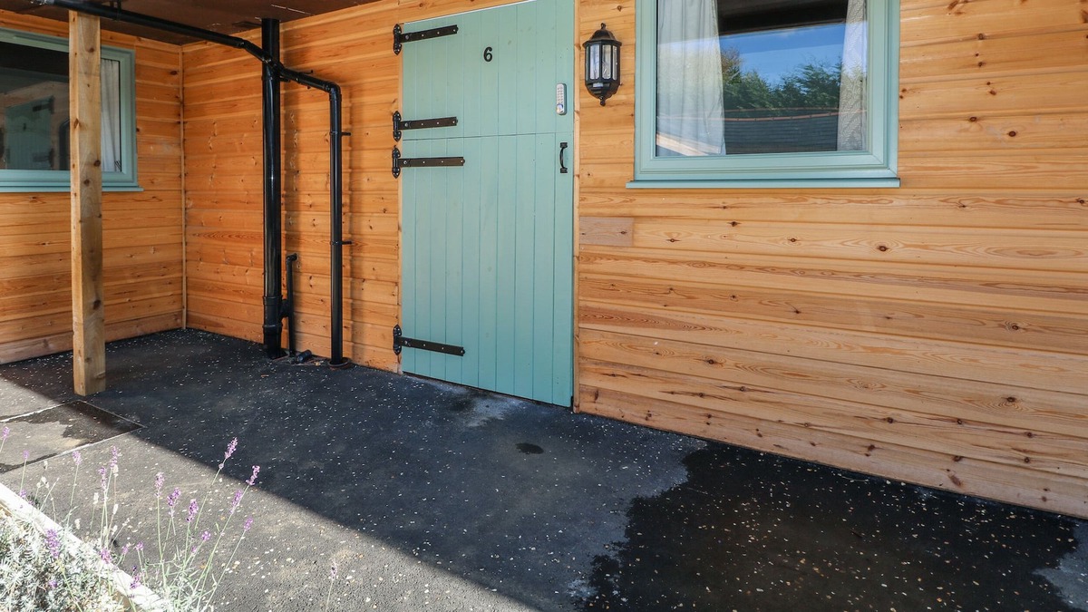 Aldermaston Wharf Apartment | PORRICK - NO. 2, pet friendly, with a garden in Goring-On-Thames