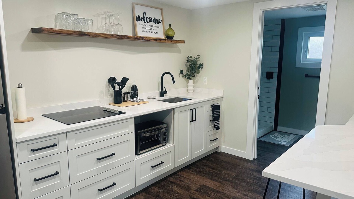 Port Dalhousie Apartment | Port Beach Retreat - Modern & Cozy Stay!