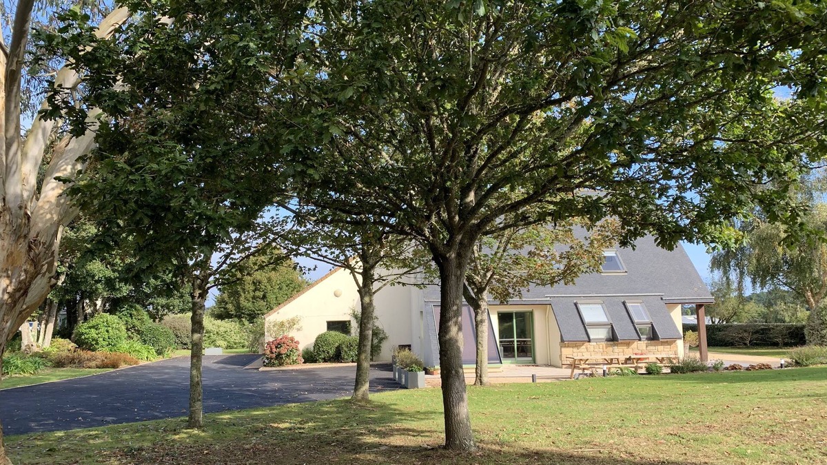 Penvenan House | PORT-BLANC, LARGE COMFORTABLE HOUSE, GARDEN, COVERED SWIMMING POOL, SEA VIEW