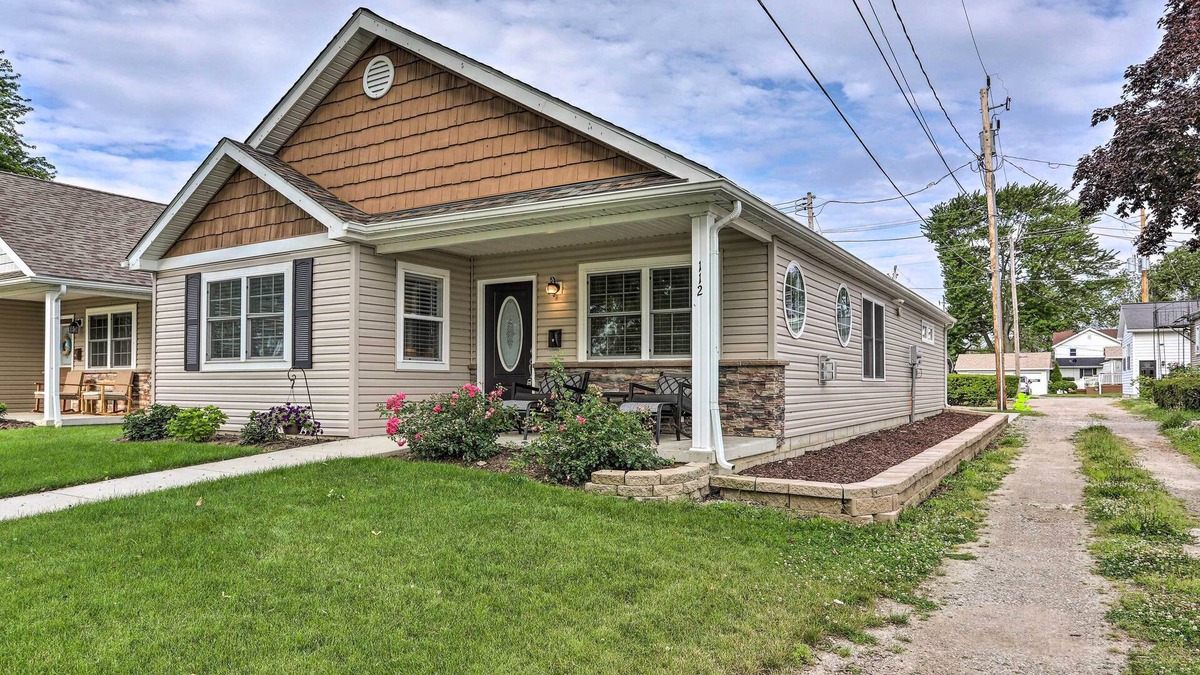 Port Clinton House | Port Clinton Home with Lake Views!