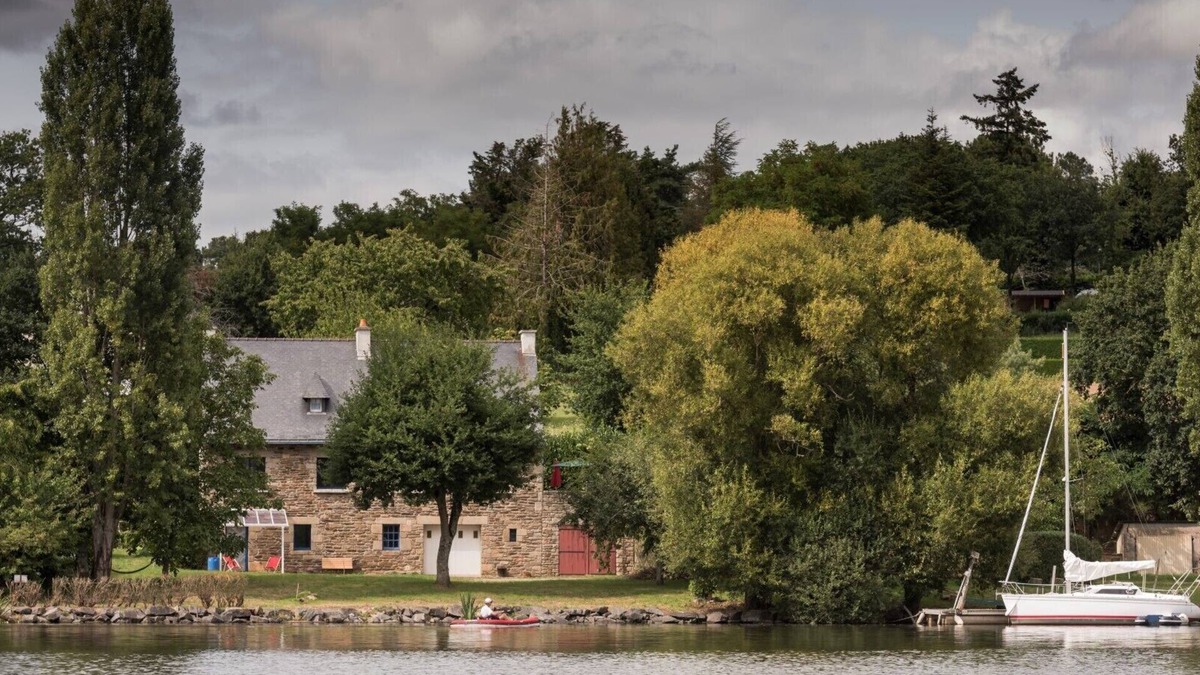 Beganne Apartment | Port de Folleux, waterfront accommodation with terrace in wooded garden