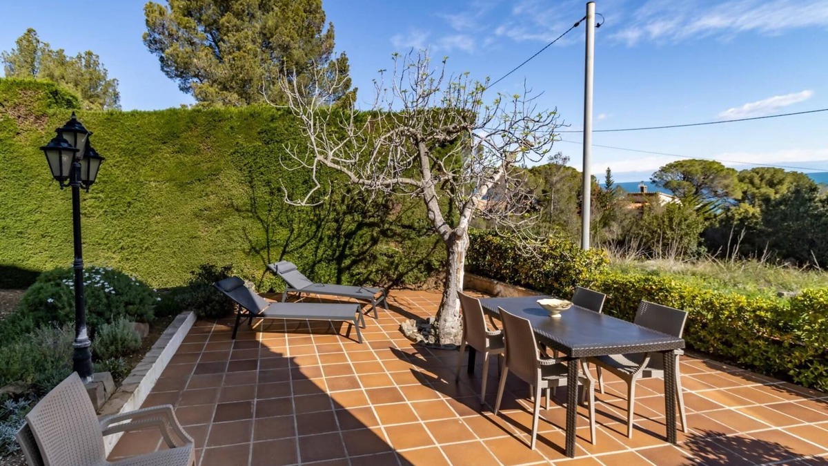 Ciudad Universitaria Apartment | Port de la Selva 94 - Apartment with large garden
