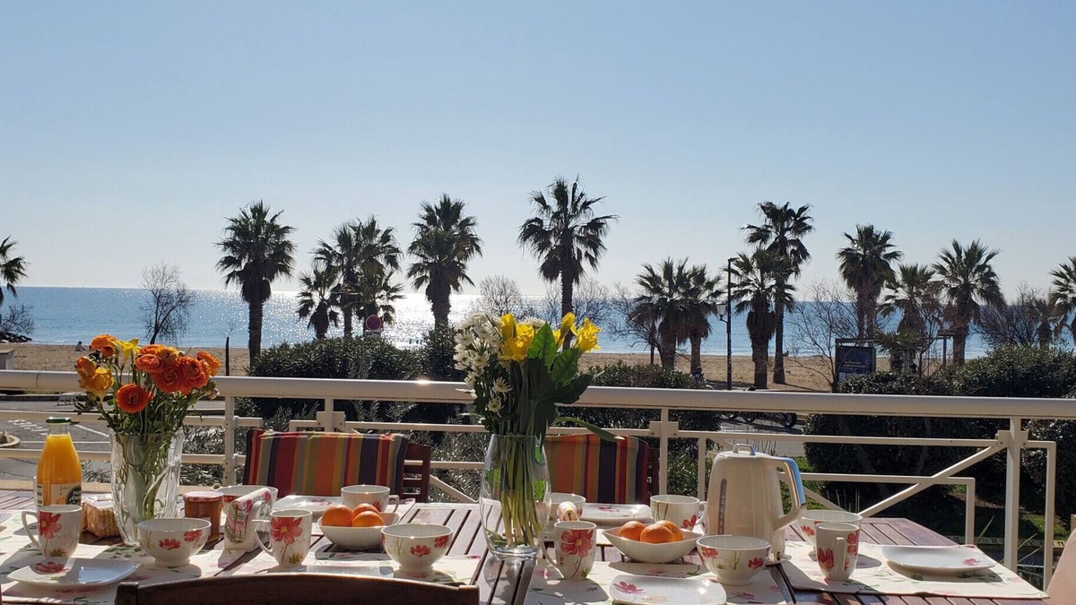 Frejus Port Apartment | Port Fréjus limit base nature 1st floor villa capacity 8/9 people, 4 bedrooms including 3 parental suites air-conditioned, terrace, parking, sea view direct access to the beach