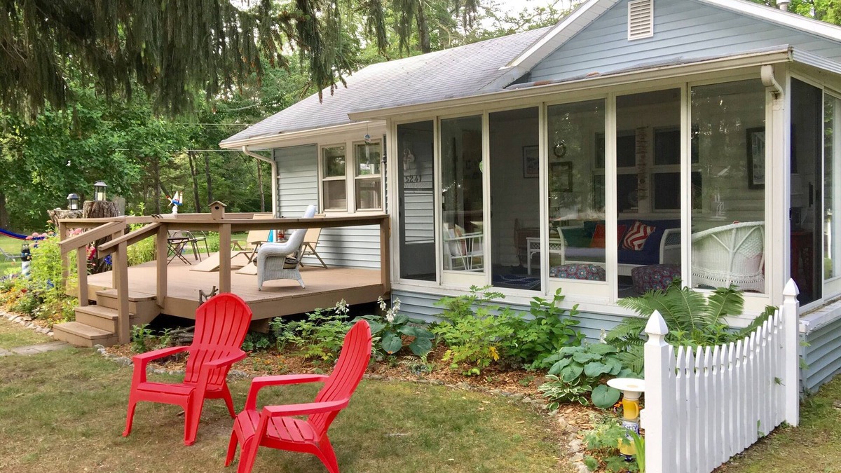 Fort Gratiot Cottage | Port Huron - Sandy Feet Cottage, steps to Lake Huron