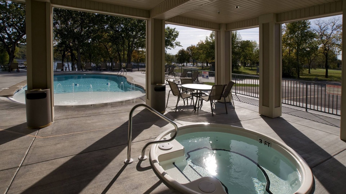 Kimberling City Hotel | Port of Kimberling Marina & Resort