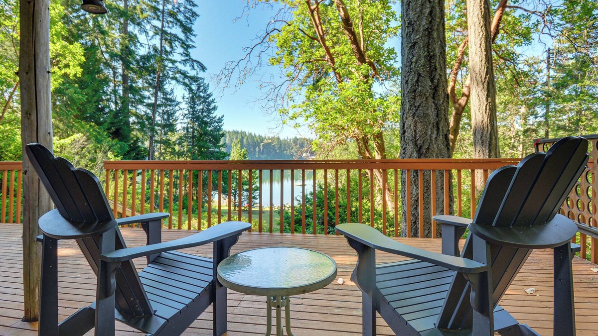 Burley Cabin | Port Orchard Lakefront Cabin w/Fire Pit & Grill!