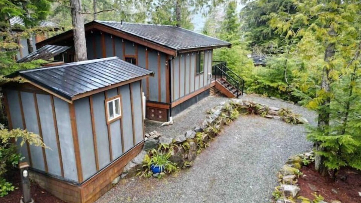 Port Renfrew Cabin | Port Place Cabin and Bunkhouse on an overlooking Bluff