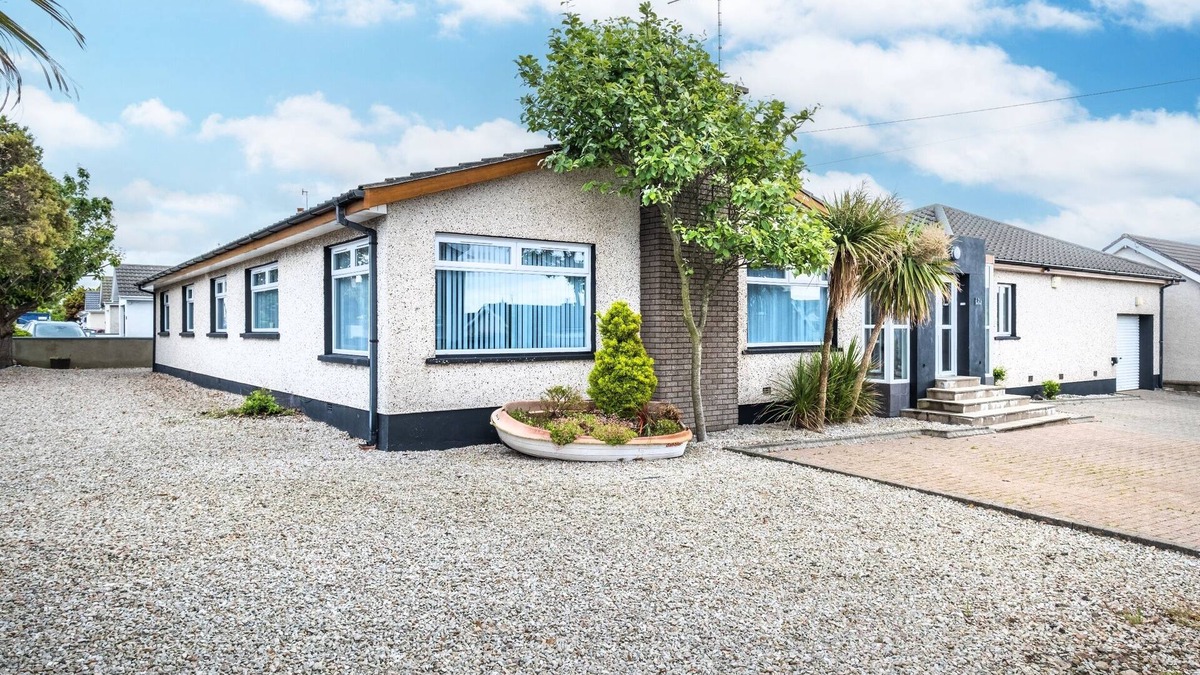 Portballintrae House | Port Tara Holiday Home, close to Portballintrae Harbour and the Giant's Causeway