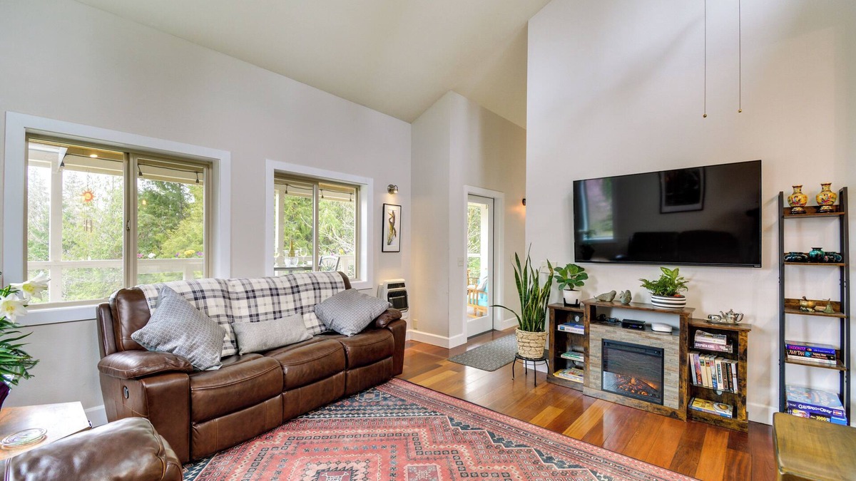 Adelma Beach House | Port Townsend Home: Spacious Yard & Mountain Views