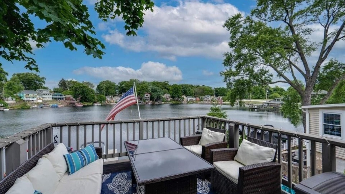Portage Lakes House | Portage Lakes Escape - 5 Bedroom Lakefront Home