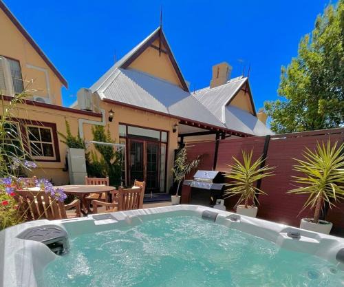 Albury House | Porters Cottage Classic