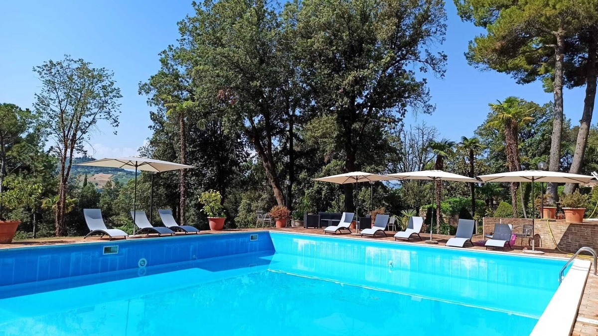Treia House | Portion of farmhouse in the countryside of Treia with use of swimming pool